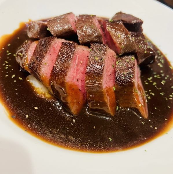 写真は牛タンステーキのデミグラスソースがけ♪（1200円税込み）ワインに合うアテご用意しております♪