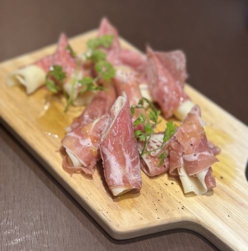 サラミ巻きチーズの盛り合わせ