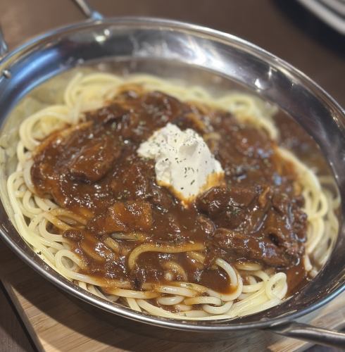 牛すじの赤ワイン味噌煮込みでパスタ