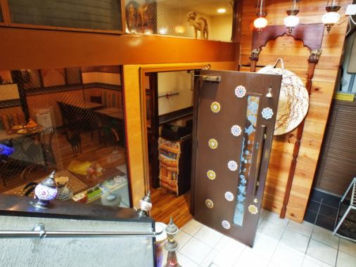 地下1Fにあるアラビアンレストラン・ゼノビア　神秘的な雰囲気が非日常体験を味わいさせてくれます。