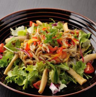 Warm salad with plenty of mushrooms and raw vegetables (lemon-flavored dressing)