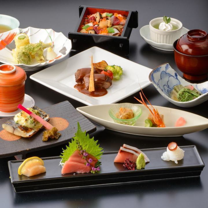 Lunch kaiseki courses are available from 4,400 yen.