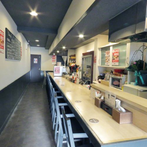 <p>《少人数でもOK》おひとり様や2名様で利用しやすいテーブル席を完備！プライベート感のある落ち着いた空間で、食事と会話をゆっくり楽しめます★少人数のプチ宴会や女子会にも最適な心地良い雰囲気が自慢◎お仕事終わりや休日にホッと一息つける、くつろぎ空間でサク飲み・晩酌はいかが？平日17～19時限定でせんべろ実施中!</p>