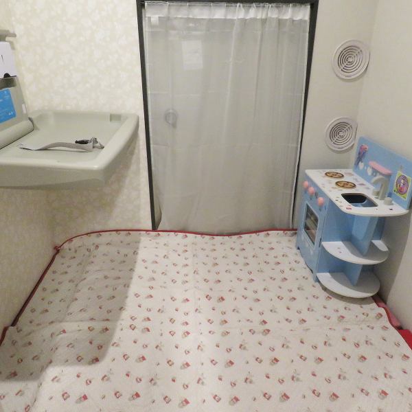 《お子様歓迎》店内はオシャレなインテリアと優しい照明で心が和みます。店内にはキッズスペースを完備しているのでお子様も退屈することがなく、さらに全面禁煙なので親子でのご利用にも安心です。ママ会やご家族でのお食事にも大変おすすめです。旬食材を使った身体に優しい料理とともに、居心地の良い時間を提供します◎