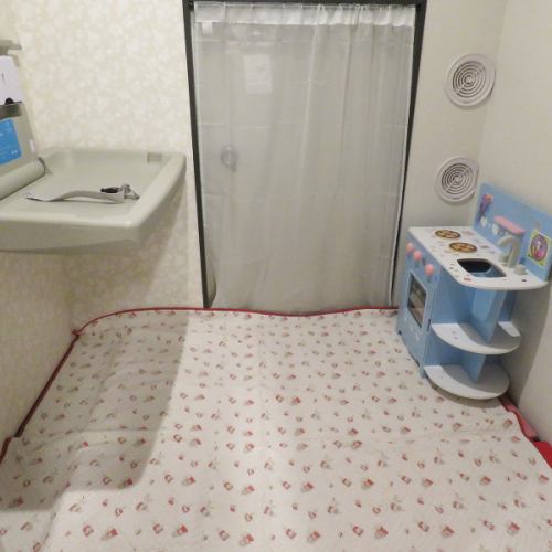 <p>《お子様歓迎》店内はオシャレなインテリアと優しい照明で心が和みます。店内にはキッズスペースを完備しているのでお子様も退屈することがなく、さらに全面禁煙なので親子でのご利用にも安心です。ママ会やご家族でのお食事にも大変おすすめです。旬食材を使った身体に優しい料理とともに、居心地の良い時間を提供します◎</p>