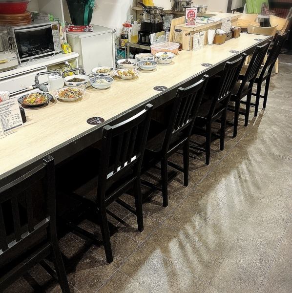 《少人数でもOK》おひとり様や2名様で利用しやすいテーブル席を完備！プライベート感のある落ち着いた空間で、食事と会話をゆっくり楽しめます★少人数のプチ宴会や女子会にも最適な心地良い雰囲気が自慢◎お仕事終わりや休日にホッと一息つける、くつろぎ空間でサク飲み・晩酌はいかが？平日17～19時限定でせんべろ実施中!