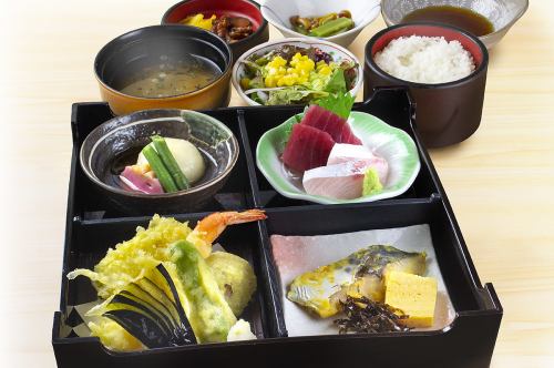 Specialty Lunch [Ryuguwazen] 1,584 yen (tax included)