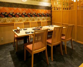 Table seats (for up to 6 people) You can comfortably sit at these tables while keeping your shoes on.Unlike the calm Japanese atmosphere of the sunken kotatsu seats, the bright and colorful decorations make this restaurant a great place for girls' get-togethers.