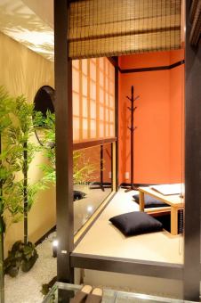 A semi-private room with a sunken kotatsu (for 2-4 people) recommended for those wishing to relax with a small group.You can spend some private time here, whether it's for a date or if you want to have a long conversation with a small group of people.