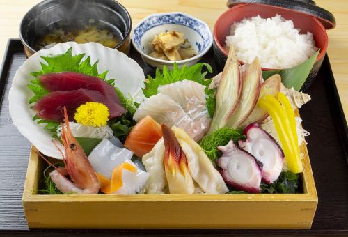 鮮魚の豪華刺盛り定食