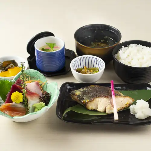 【新品】烤銀鱈魚配西京味噌和刺身套餐