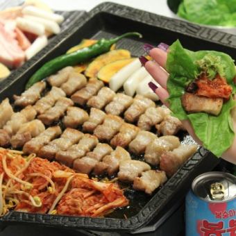 [Saturdays, Sundays, and public holidays only] Lunch buffet included, all-you-can-eat samgyeopsal wrapped in 15 kinds of vegetables, 2,400 yen