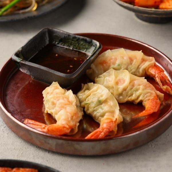 ぷりぷり食感がたまらない!看板メニュー「まるごとエビ餃子」