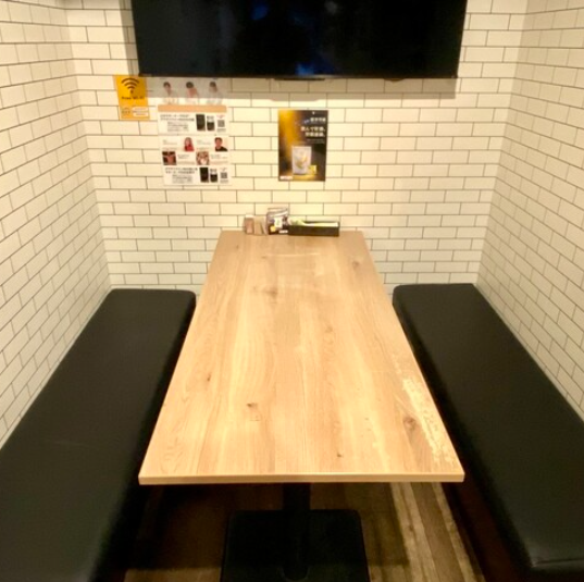 【店内はいつも活気に溢れ、ワイワイと賑やかなアットホームな雰囲気が自慢です】お一人様からデートを楽しむカップル、友人同士の団体様まで幅広くご利用いただけます。2名様用や6名様用のテーブル席もあり、どのお席でも居心地良くお過ごしいただけます。美味しい料理を囲みながら心温まるひとときを◎