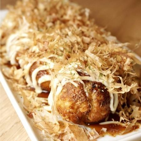 亀戸エリア唯一のサイズ感♪外はカリッと中はふわとろの食感が自慢の逸品【かめたこ名物大玉たこ焼き】