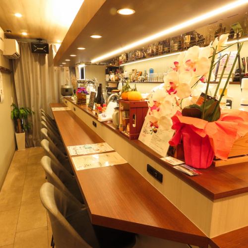 <p>木の温もりを感じさせる落ち着いた雰囲気の店内は、都会の喧騒を忘れてゆっくりと過ごしたい夜に最適です。カウンター席も完備しており、お一人様でも気兼ねなくお食事やお酒を楽しめる環境を整えております。店主との会話を楽しんだり、静かに自分だけの時間を満喫したりと、思い思いの過ごし方が可能です。</p>