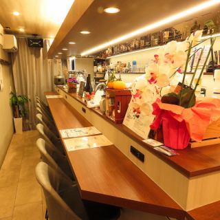 仕事帰りの一杯や、サクッとお食事を済ませたい時にも気軽にご利用頂ける居心地の良さが魅力。温かみのある木の質感が、心身ともにリラックスさせてくれる特等席です。