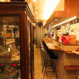 店舗全体を貸し切って、完全プライベートな空間としてご利用頂くことも可能です。周囲のお客様に気兼ねすることなく、自分たちだけの特別な宴を演出できます。アットホームな広さだからこそ実現する、一体感のあるパーティーやイベントに最適。ご予算や人数のご相談も承っており、思い出に残るひとときを彩ります。