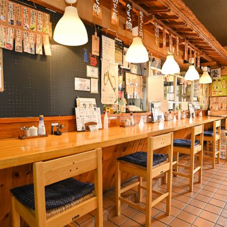[1F] Counter seats are perfect for a quick drink after work.Comes with a safe and secure partition ◎If you have decided on the menu you would like to order, you can write it down when you call or in the notes section when making a reservation ♪