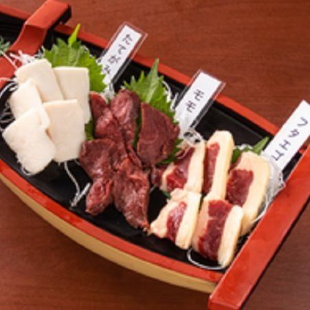 Delicious! Horsemeat sashimi x Sake ◎