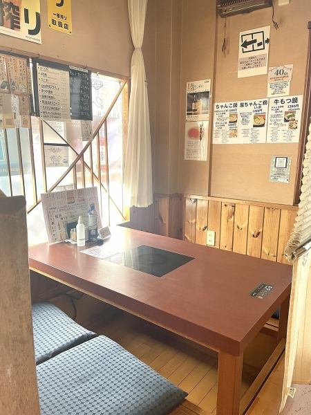 <We also have semi-private sunken kotatsu seats.Make your reservation early!≫The partitioned, raised seating with sunken kotatsu can accommodate up to six people! There is a partition and a curtain that can be lowered, so you can avoid being seen and coming into contact with others.The sunken kotatsu seats, which can accommodate 2-4 people, are popular and have a relaxed atmosphere. There are also seats where you can stretch out your legs and relax.