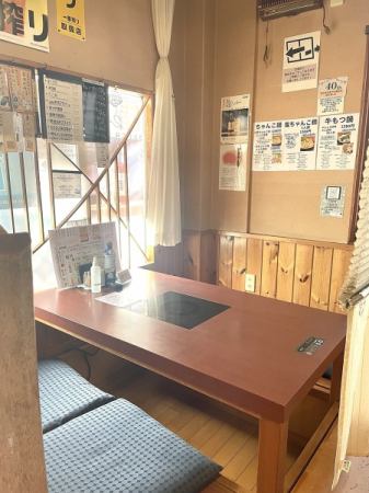 [1F] Sunken kotatsu seating by the window.It is equipped with induction cooking, so it is safe for children. There is no need to worry about fire. If you know what you want to order, you can write it in the comments section when you call or make a reservation.