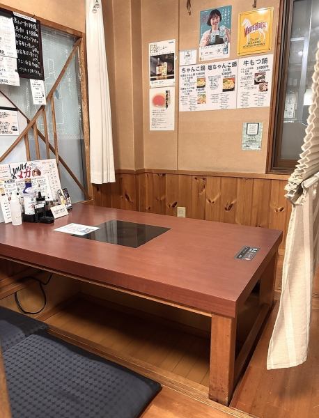 ≪掘りごたつ席は半個室風。ご予約はお早めに！≫仕切られた掘りごたつの小上り席。仕切り有でのれんも下せるので、人目も接触も避けられるお席です。落ち着いた雰囲気の人気席！のんびり足を伸ばしておくつろぎいただけるお席です。