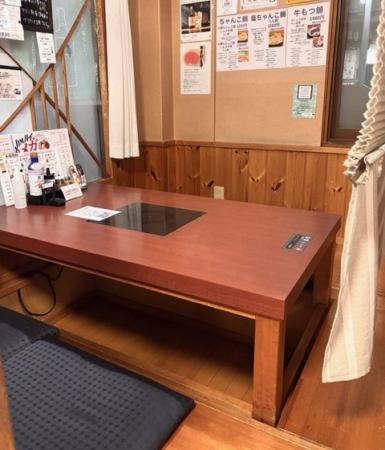 【1F】窓際の掘りごたつ席。ＩＨ完備なのでお子さまにも安心♪火の心配もございません！頼みたいメニューが決まっていれば電話時、もしくは予約時の備考欄に記載OK♪