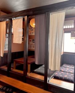 【1F】4名~6名様OKの掘りごたつ席。のれんで仕切れば半個室のような形でご利用可能!頼みたいメニューが決まっていれば電話時、もしくは予約時の備考欄に記載OK♪人気のお席です。ご予約はお早めにどうぞ。