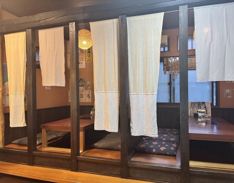 ≪掘りごたつ席は半個室風。こちらは6人掛け2席です。人気のためご予約はお早めに！≫仕切られた掘りごたつの小上り席は、仕切り有でのれんも下せるので、人目も接触も避けられるお席です。落ち着いた雰囲気。のんびり足を伸ばしておくつろぎいただけるお席です。