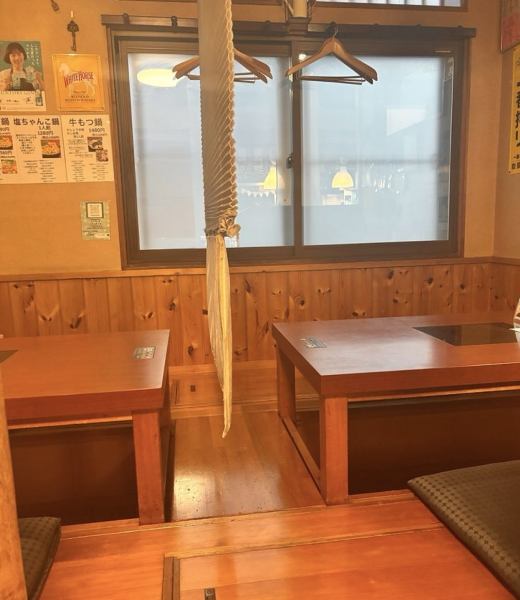 ≪掘りごたつ席は半個室風。こちらは4人掛け2席です。ご予約はお早めに！ロールスクリーンで仕切られた掘りごたつの小上り席。のんびり足を伸ばしておくつろぎいただけるお席です。掘りごたつ席はIH完備です。