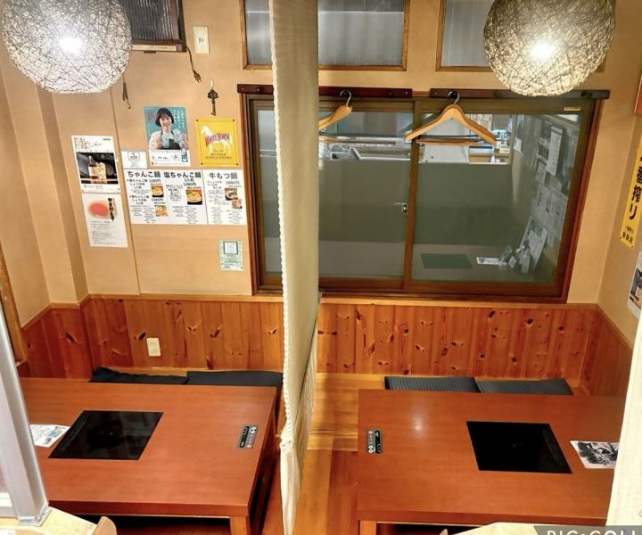 ≪掘りごたつ席は半個室風。こちらは4人掛け2席です。ご予約はお早めに！ロールスクリーンで仕切られた掘りごたつの小上り席。のんびり足を伸ばしておくつろぎいただけるお席です。掘りごたつ席はIH完備です。