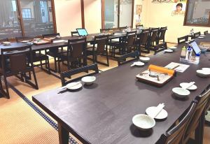 【2F】最大完全個室です。テーブル席です。小宴会から大人数の宴会までご対応致します。小さなお子様用の椅子はございません。2階のお席は3時間を目安にご利用をお願いいたします。