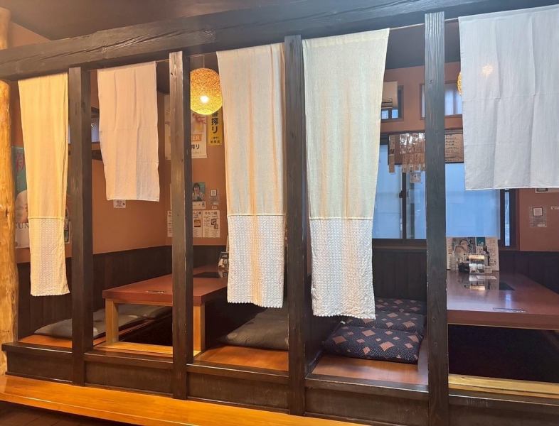 ≪掘りごたつ席は半個室風。こちらは6人掛け2席です。大変人気のためご予約はお早めに！≫仕切られた掘りごたつの小上り席は、仕切り有でのれんも下せるので、人目も接触も避けられるお席です。落ち着いた雰囲気。のんびり足を伸ばしておくつろぎいただけるお席です。