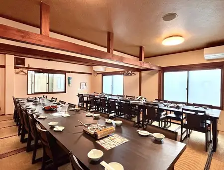 【2F】最大完全個室です。テーブル席です。小宴会から大人数の宴会までご対応致します。小さなお子様用の椅子はございません。2階のお席は3時間を目安にご利用をお願いいたします。