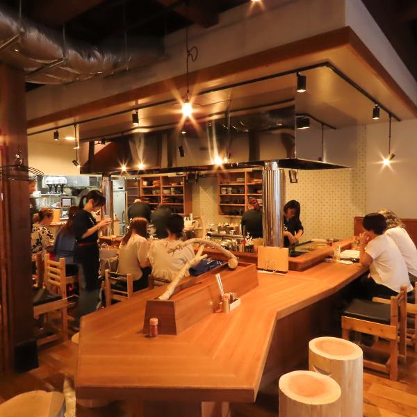 【おしゃれな形のカウンター席はカウンター席としても、テーブル席としてもご利用可能！】他店様ではなかなか見ない、変わった形のカウンター席。ご利用人数に応じてテーブル席としてもご利用いただけます♪
