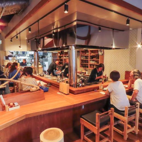 Counter seats with a sense of presence