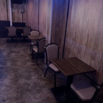 ＜テーブル席2名席×2＞大人の雰囲気漂う空間。2名席もご用意しているので、カップルでのご利用にもオススメです◎