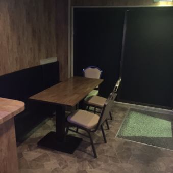 ＜テーブル席6名席×1＞落ち着いた雰囲気の店内で種類豊富なお酒をお楽しみいただけます。