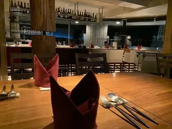 餐桌座位，您可以一边悠闲地用餐，一边与人交谈。