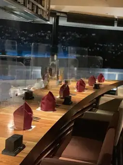 舒适的吧台座位，即使独自一人也能放松身心。