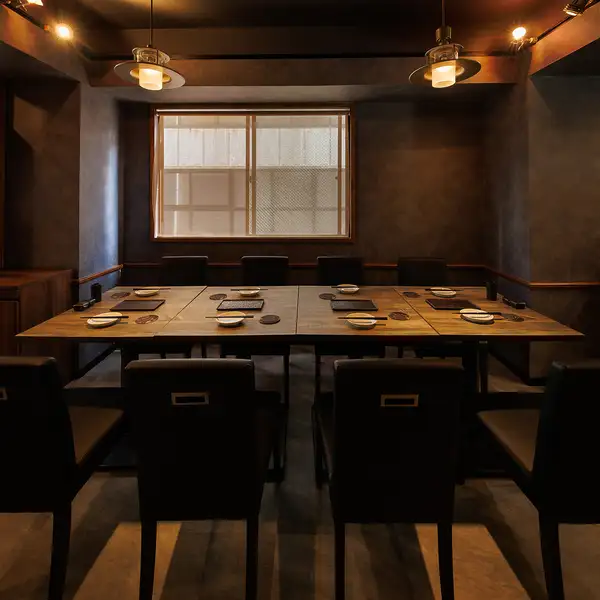 黒を基調としたシックな店内は、落ち着いた雰囲気で大人の時間を演出。カウンター席では焼き場のライブ感を、掘りごたつ席ではゆったりくつろげる空間をご用意。女子会や家族連れなど幅広いシーンに対応し、料理とお酒を楽しめます。心地よい時間をお過ごしいただけます。シーンに合わせて席をお選びください。