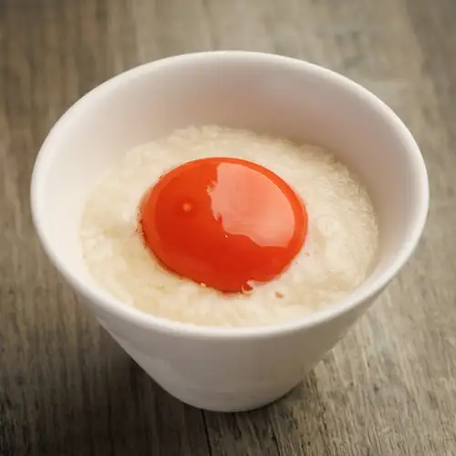 冰镇蒸蛋羹，配以鲜红的鸡蛋