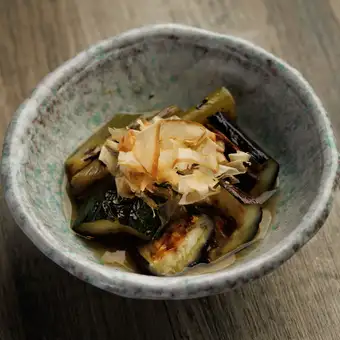 炭烤時令蔬菜，佐以日式高湯醃製