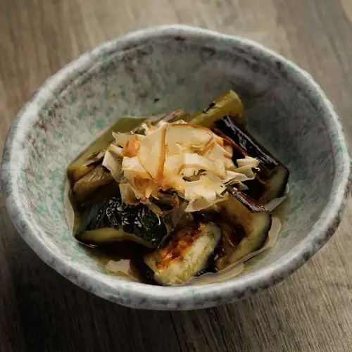 炭烤时令蔬菜，佐以日式高汤腌制