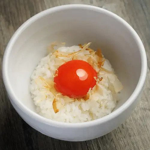 浓郁香滑的TKG，配上鲜红的鸡蛋