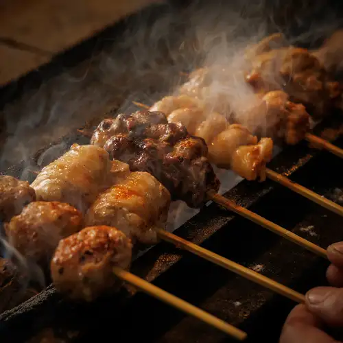 享用用优质国产鸡肉制成的炭烤烤鸡串，佐以精心挑选的盐和酱汁，并选用稀有部位的鸡肉。