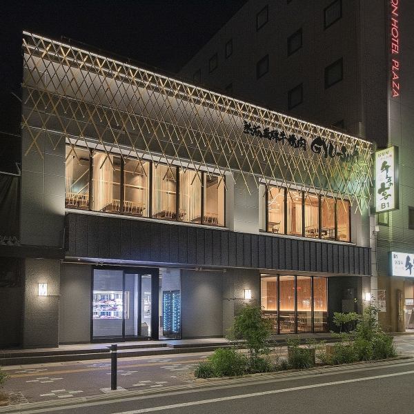 当店は、ＪＲ高山本線高山駅東口より徒歩約1分の好立地にございます。シックな色味で斜め格子状の装飾、そして白ののれんが目印となっております。駅前のお店なので、観光ついでにふらっとお立ち寄りや、地元の方はお仕事帰りなどのご利用にも大歓迎！ご宴会や記念日など、様々なシーンでぜひご利用ください。