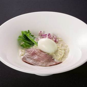 飛鎢牛肉拉麵配白開水