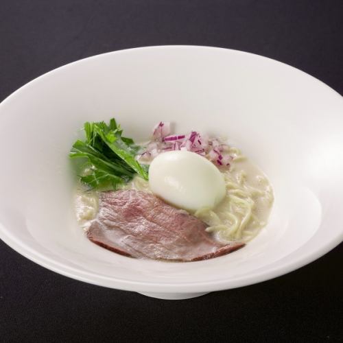 飛鎢牛肉拉麵配白開水
